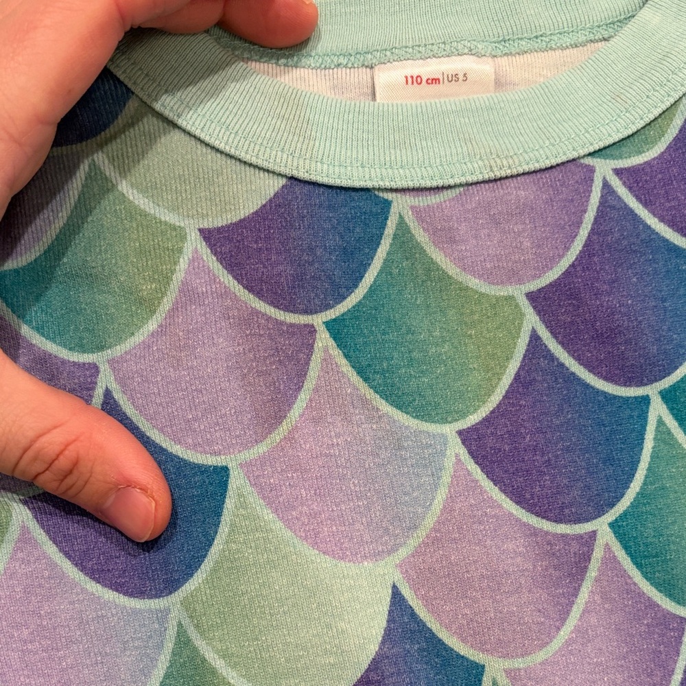 Hanna Andersson Kids Pajama Set - Purple and Blue Scales - Picture 2 of 12